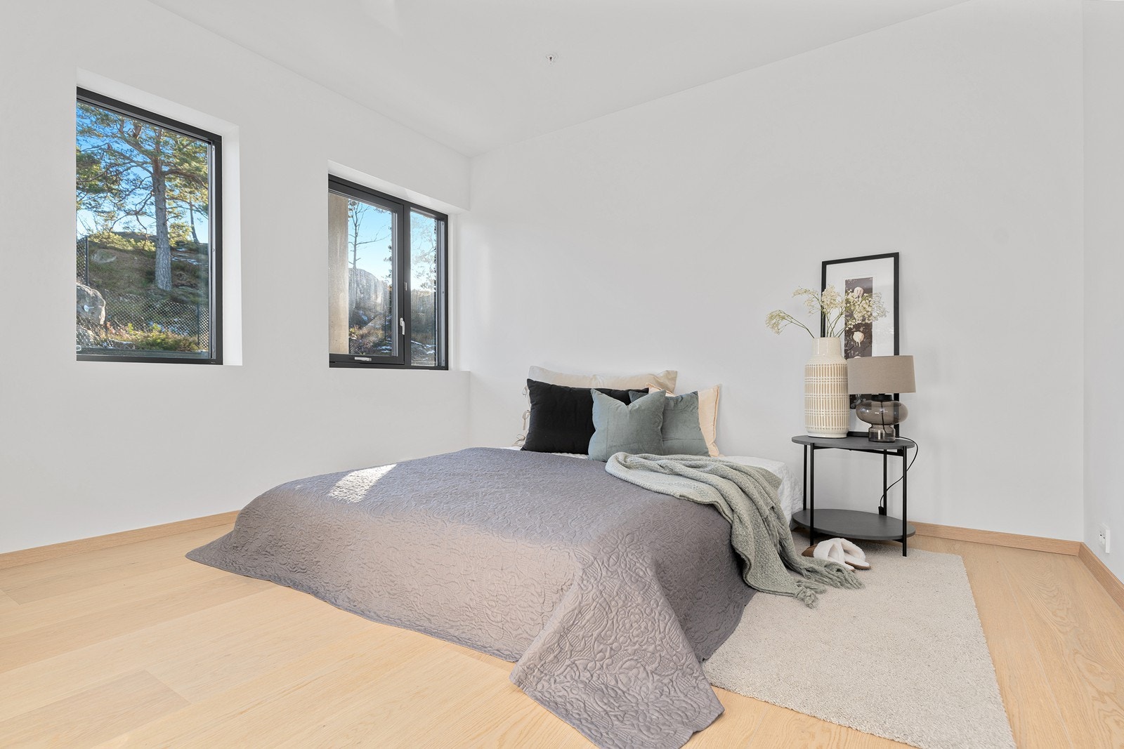 Soverom 1: Romslig soverom med god plass til dobbeltseng og garderobeløsning Galleribilde