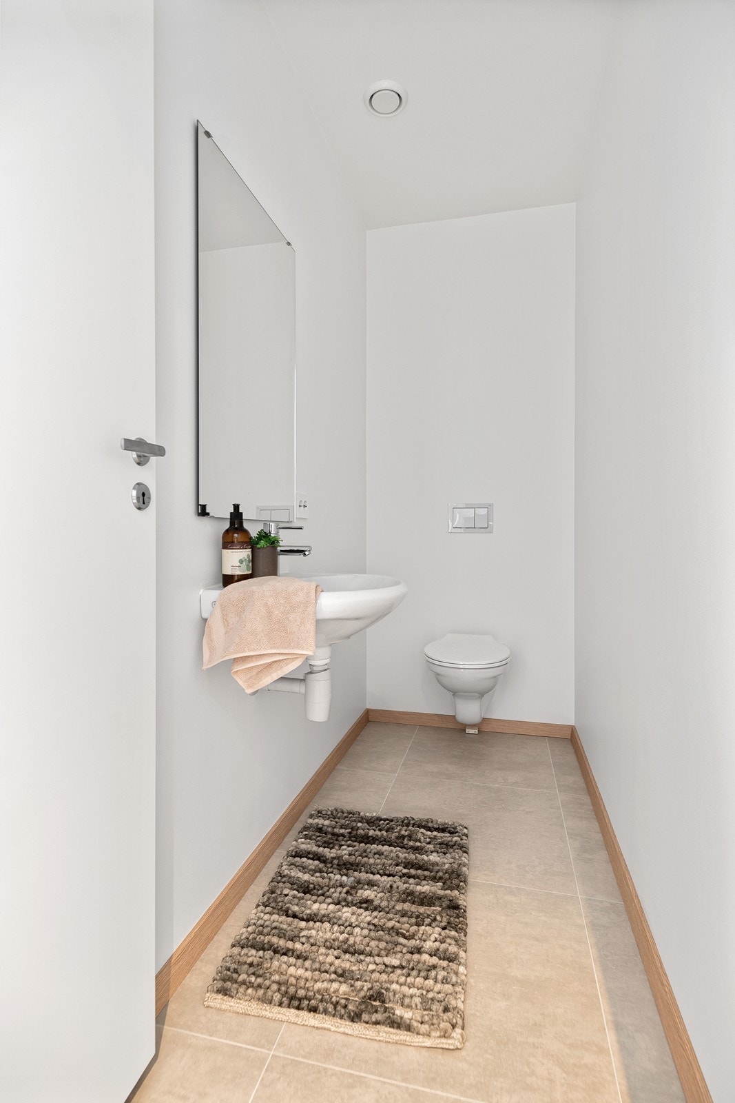 wc innredet med vegghengt toalett og servant Galleribilde