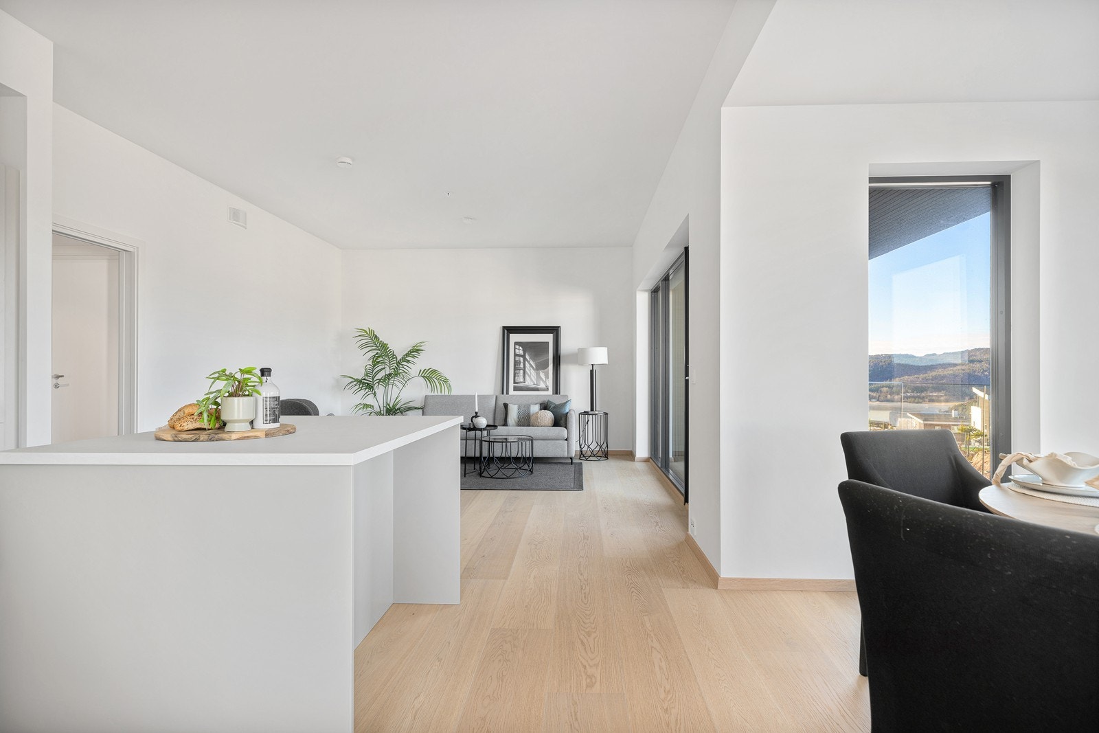 Stor åpen stue/ kjøkkenløsning med store vindusflater Galleribilde