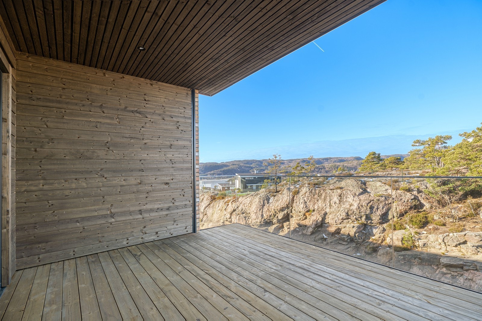 Romslig balkong med god utsikt - perfekt for de varme sommerdagene Galleribilde