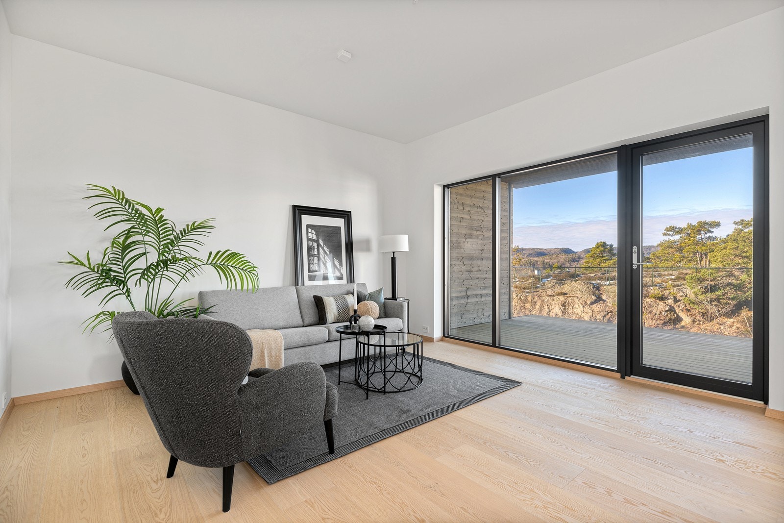 God plass til sofagruppe. Utgang til romslig balkong Galleribilde