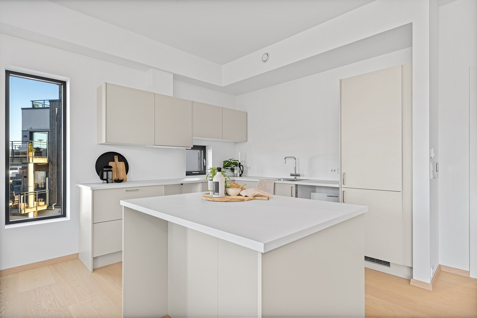 Kjøkken fra Strai, med et lyst og moderne design. Romslig benkeplass og god lagringsplass gir både funksjonalitet og stil. Galleribilde