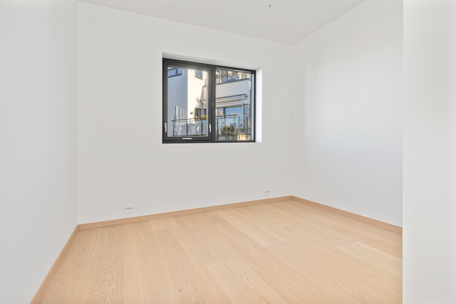 Soverom 3: Soverommet byr på god plass til både seng og annet ønskelig møblement, med innslipp av naturlig lys som gjør rommet lyst og åpent Galleribilde