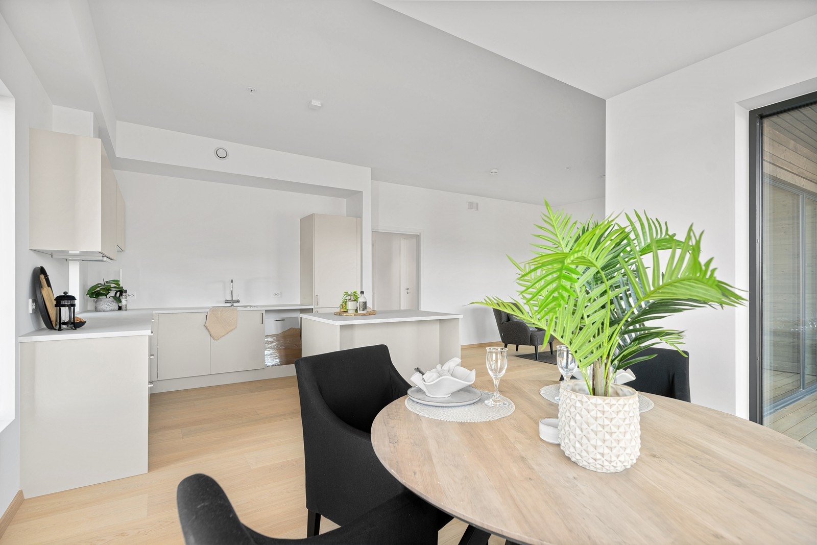 Den åpne stue/kjøkkenløsningen er perfekt for de sosiale kveldene Galleribilde