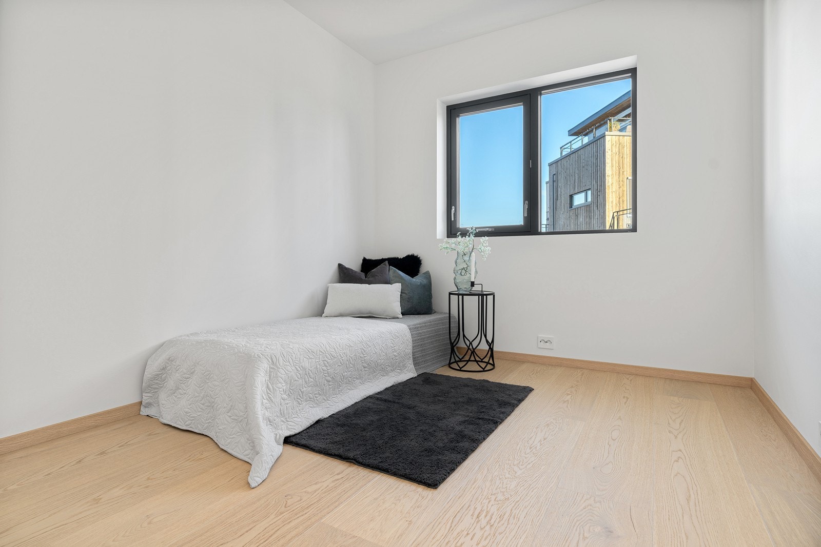 Soverom 2: God plass til seng og medfølgende møblement. Utformingen av rommet gir fleksible muligheter til innredning Galleribilde