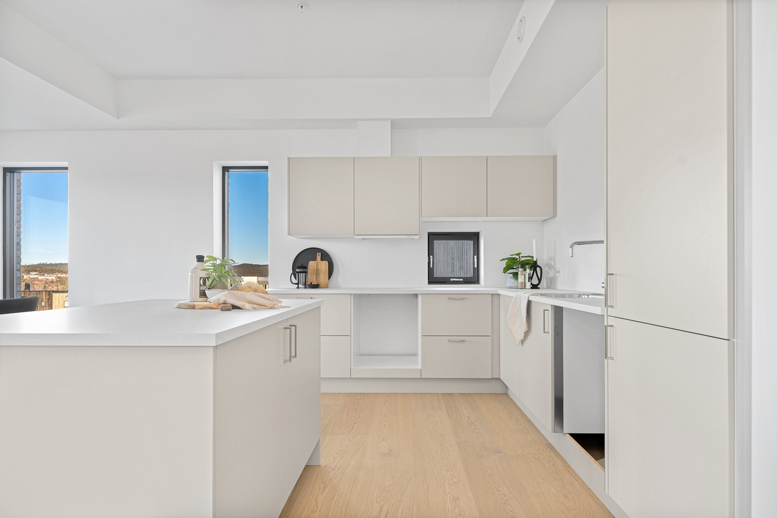 Moderne kjøkken med slette fronter. Det er opplegg for hvitevarer Galleribilde