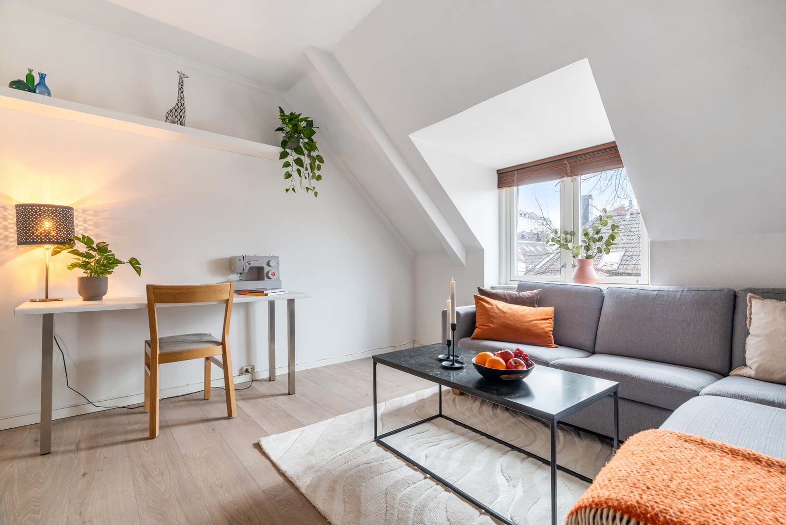 Stuen får rikelig med innlys gjennom stort stuevindu, noe som bidrar til en god romfølelse. Galleribilde