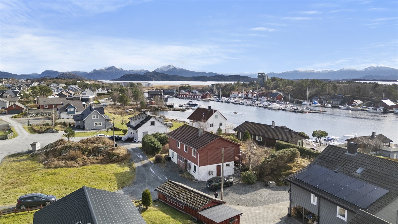 Eigedomen ligg fint til i Vågastubben - barnevennleg område Galleribilde
