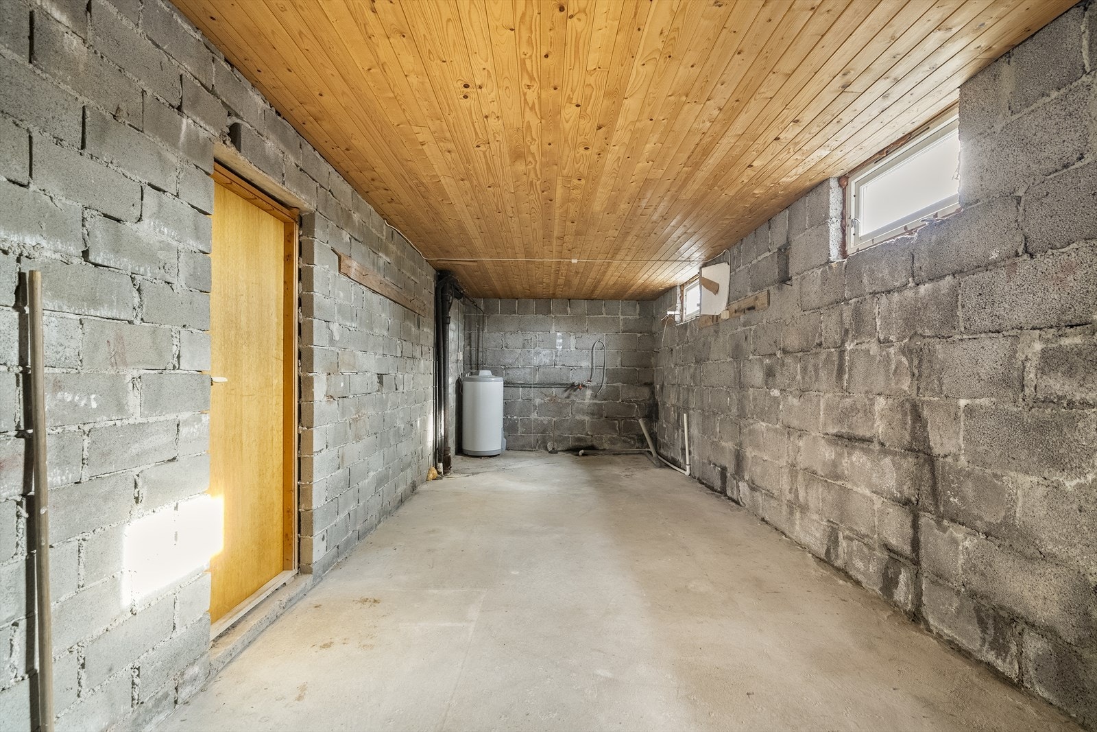 Stort uinnreidd rom i kjellar Galleribilde