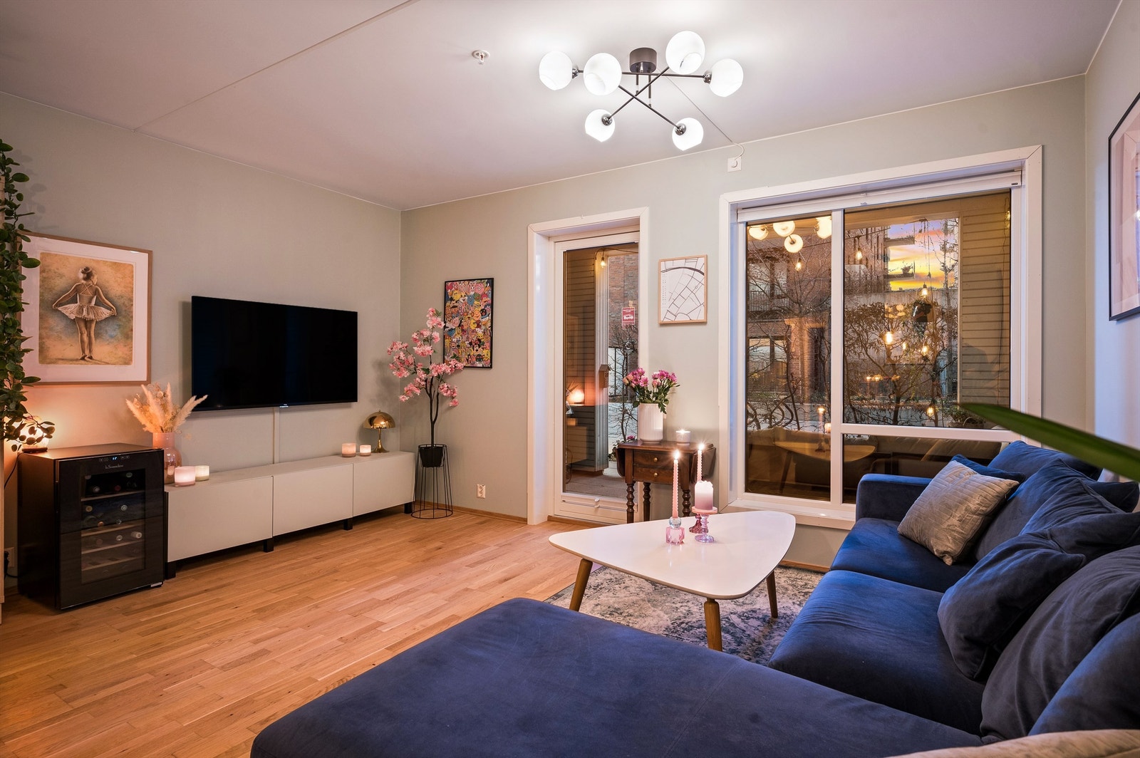 En lekker og gjennomgående 2-roms leilighet beliggende i populære Krydderhagen. Galleribilde