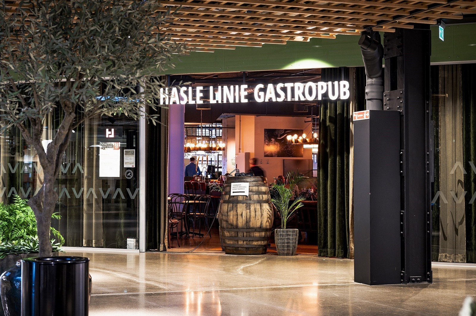 Anlegget er gjort om til leiligheter, restauranter, dagligvareforretning og spennende butikker i første etasje. Galleribilde