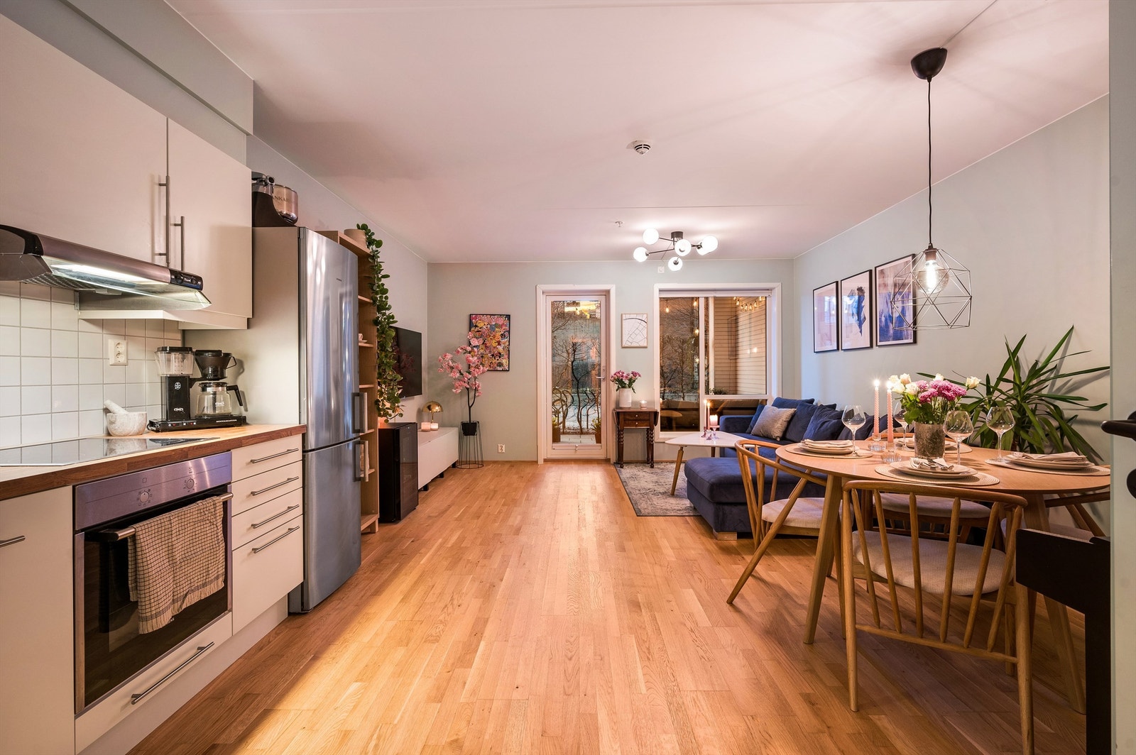 Innredningen består av glatte skapfronter og benkeplate av laminat med nedfelt oppvaskkum av rustfritt stål og ett-greps armatur. Galleribilde