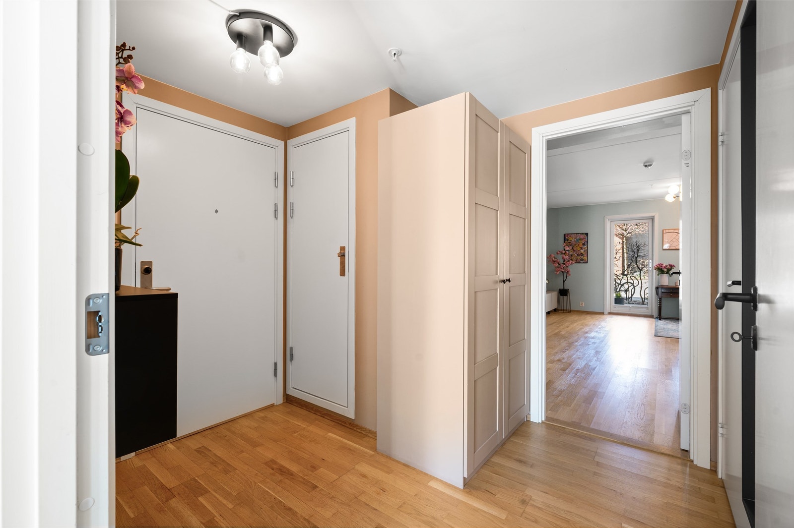 Leilighetens entré er innbydende og gir et godt førsteinntrykk av boligen. Her er det god plass til å henge fra seg yttertøyet og sette fra seg sko. Galleribilde