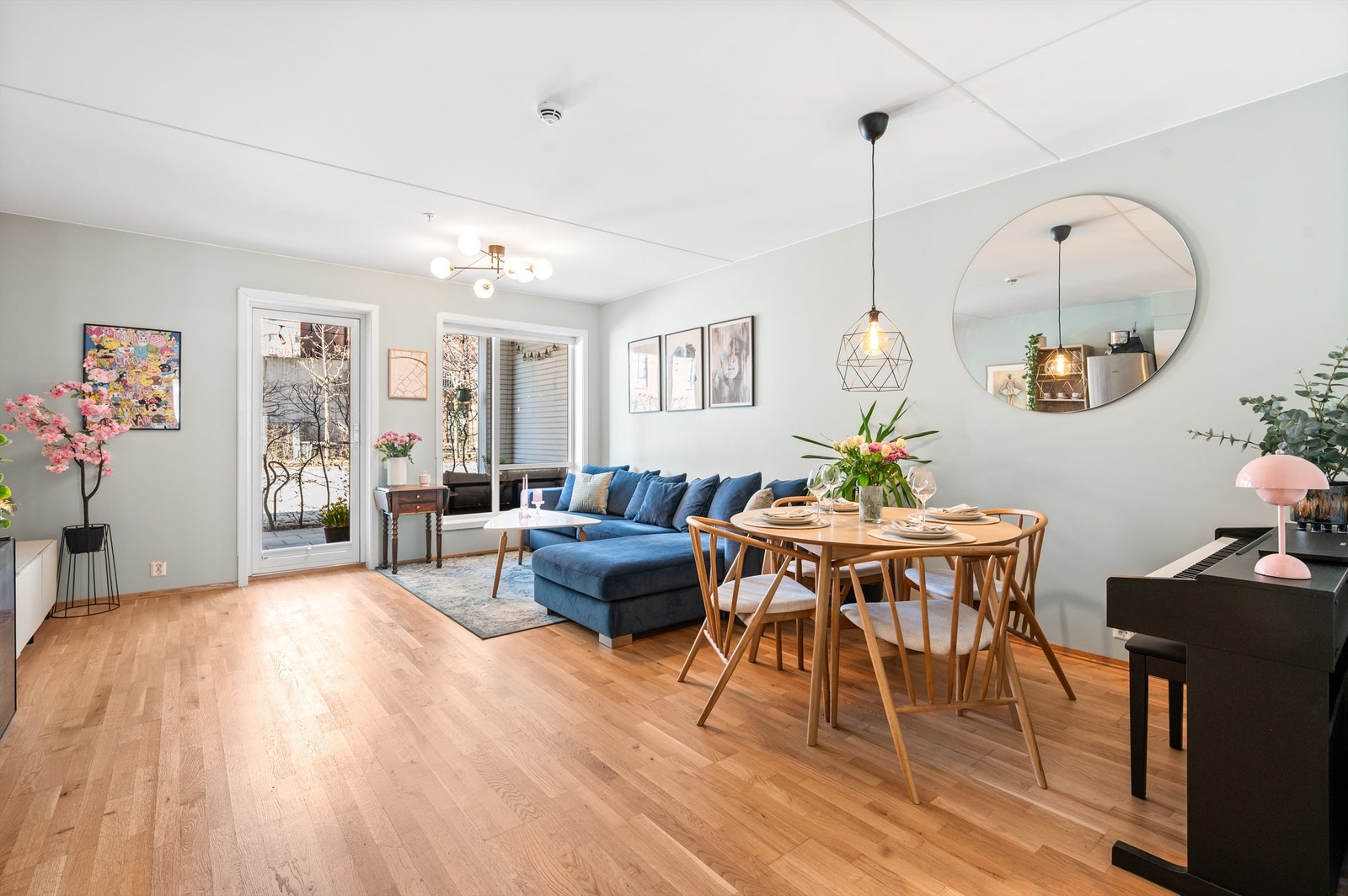 Tiltalende og moderne stue med en lys og luftig romfølelse. Veggflatene er malt i moderne farger og på gulvet er det lekker tre-stavs parkett. Galleribilde