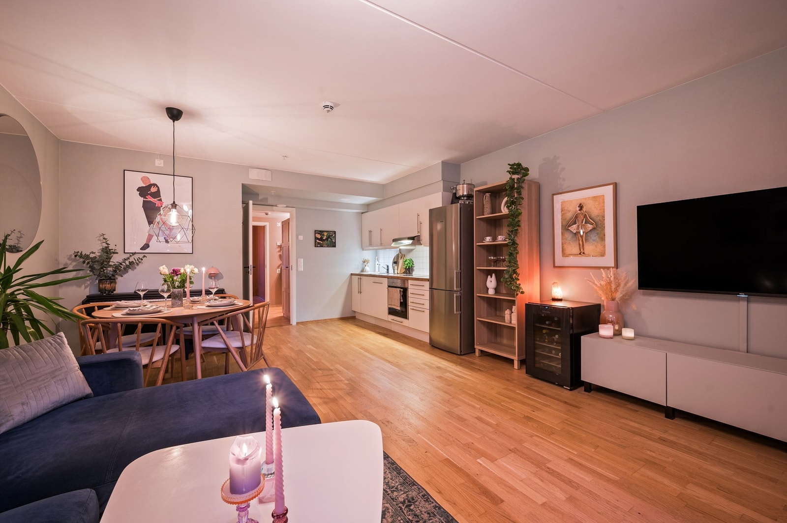 Den åpne løsningen oppleves behagelig og du kan med enkelthet diske opp lekre middagsretter samtidig som gjestene underholdes. Galleribilde