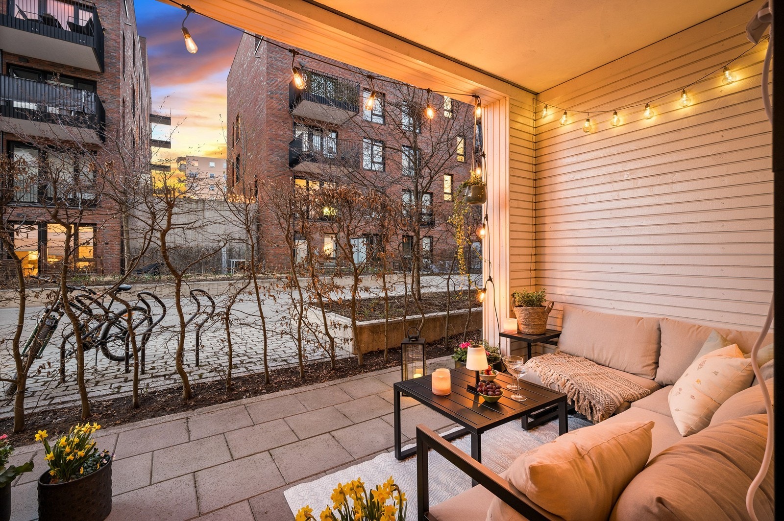 Terrassen er på hele 13 kvm - du får med andre ord god plass til en eller flere sittegrupper og kan enkelt møblere inn til forskjellige soner. Galleribilde