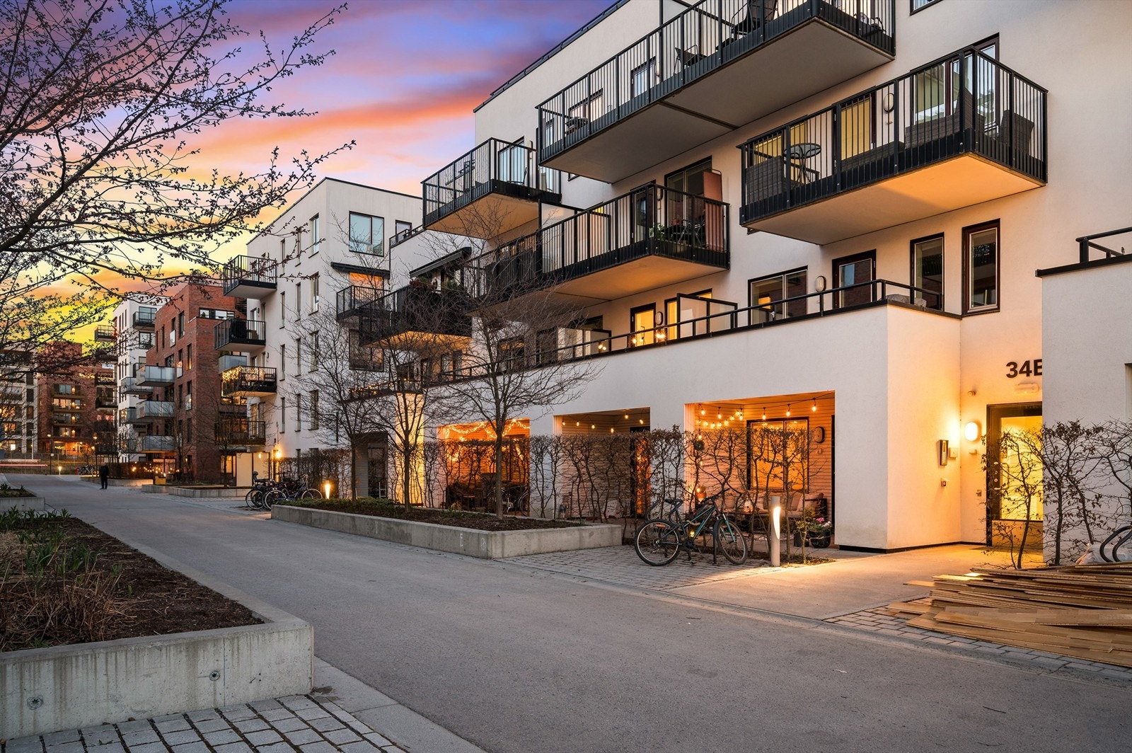 Det følger med en parkeringsplass i felles underjordisk anlegg. Opplegg for montering av el-billader. Galleribilde