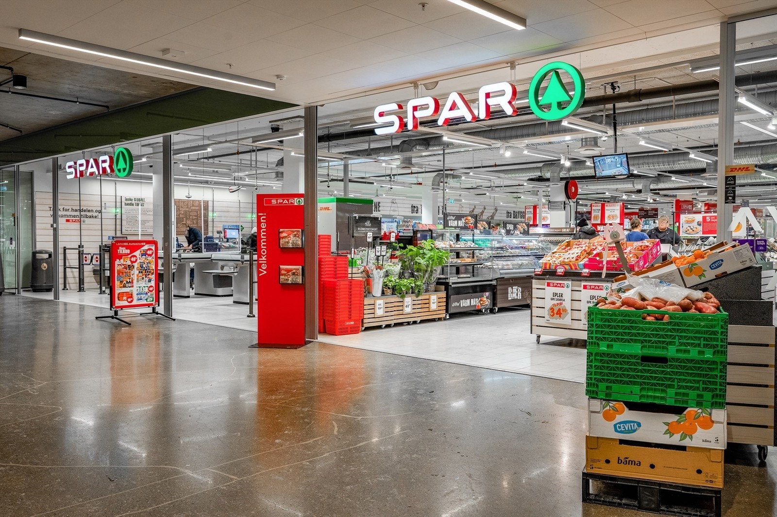 Ukeshandelen kan gjøres på Spar som ligger i Vinslottet. Det er for øvrig også kort vei til Rema 1000, Kiwi og Meny. Galleribilde