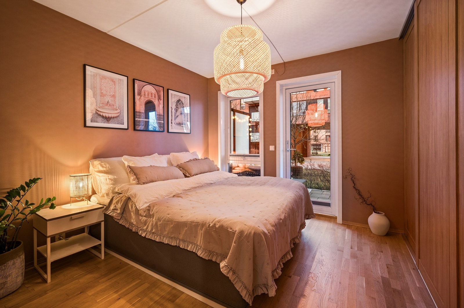 Boligens soverom er romslig med god plass til dobbeltseng med tilhørende nattbord. Det er malt i en delikat farge som sørger for en behagelig atmosfære. Galleribilde