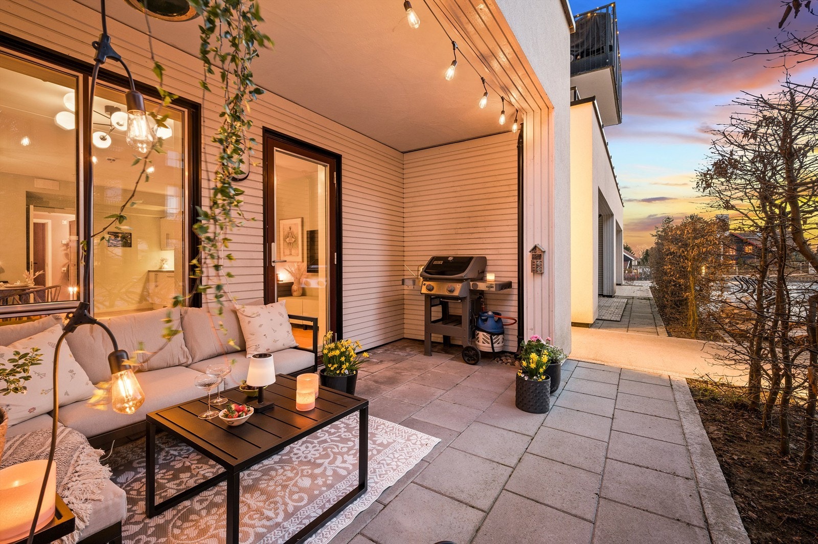 Fra stuen har du adkomst til leilighetens største terrasse. Terrassen er utstyrt med utebelysning og stikkontakt på vegg som sørger for gode muligheter til å sette ut varmelamper på de kjøligere kveldene. Galleribilde