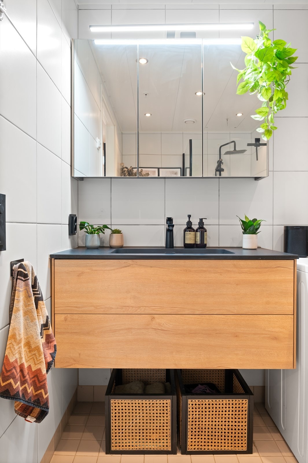 Innredningen og servant ble byttet i 2021 og består av vegghengt servantskap med skuffer. Ovenpåliggende servant og speilskap med overlys på vegg over servanten. Galleribilde