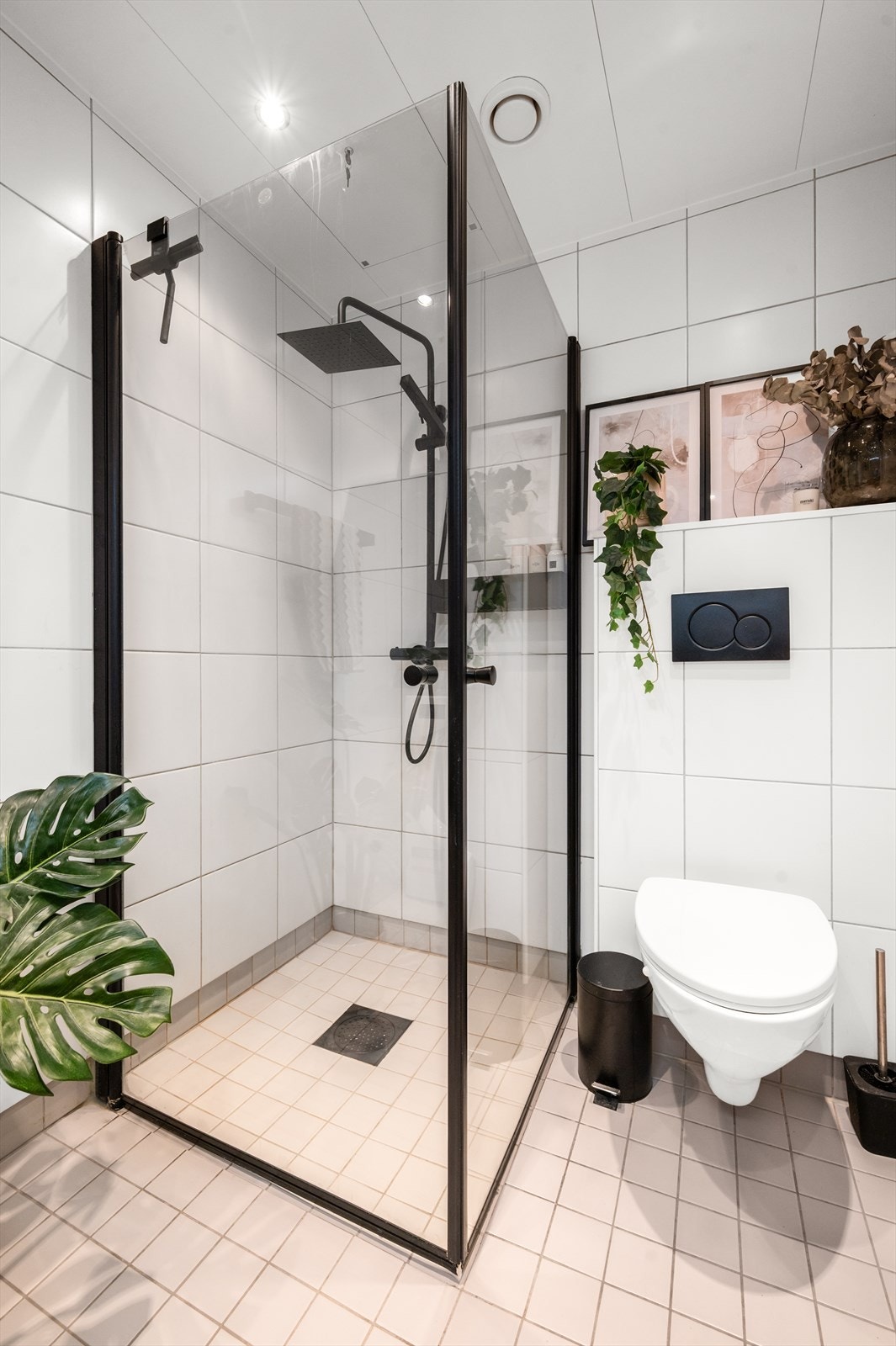 Videre har du dusjhjørne med innfellbare dører og med hånd- og regndusj - en herlig hverdagsluksus! Galleribilde