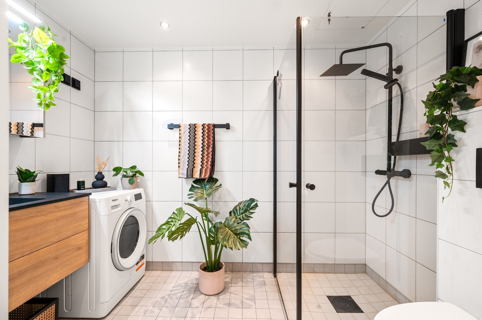 Delikat flislagt baderom med downlights i himling og varme i gulvet. Galleribilde