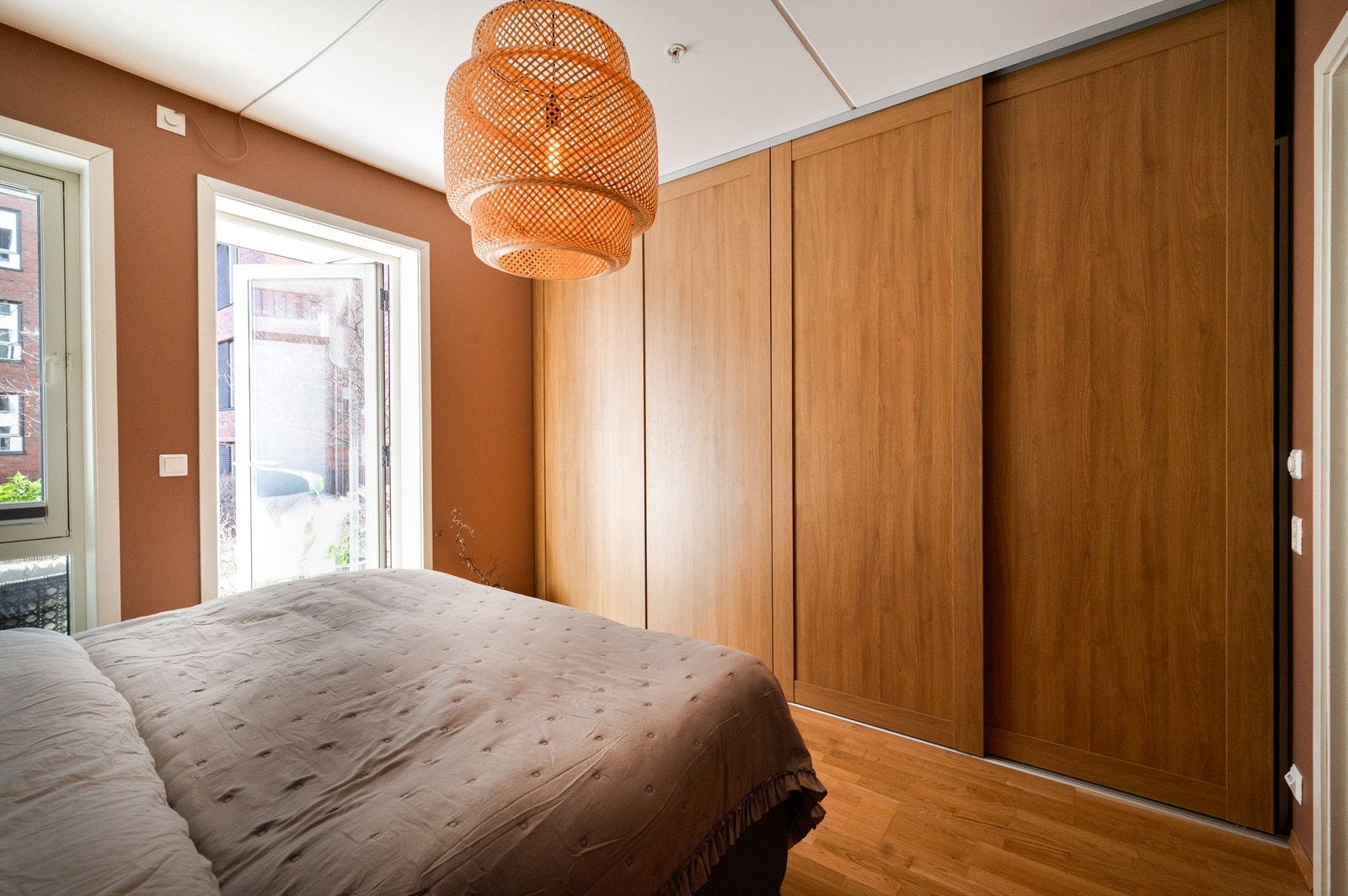 Her får du godt med oppbevaringsplass i innebygd garderobeskap med lekre tredører. Galleribilde