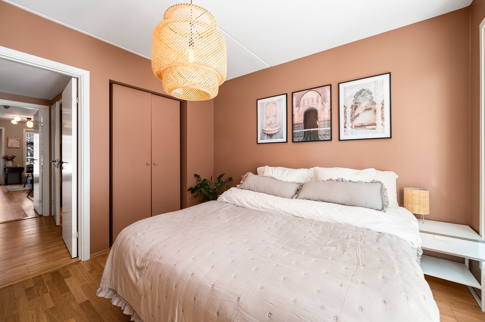 Praktisk garderobeskap i vegg for ytterligere oppbevaring. Galleribilde