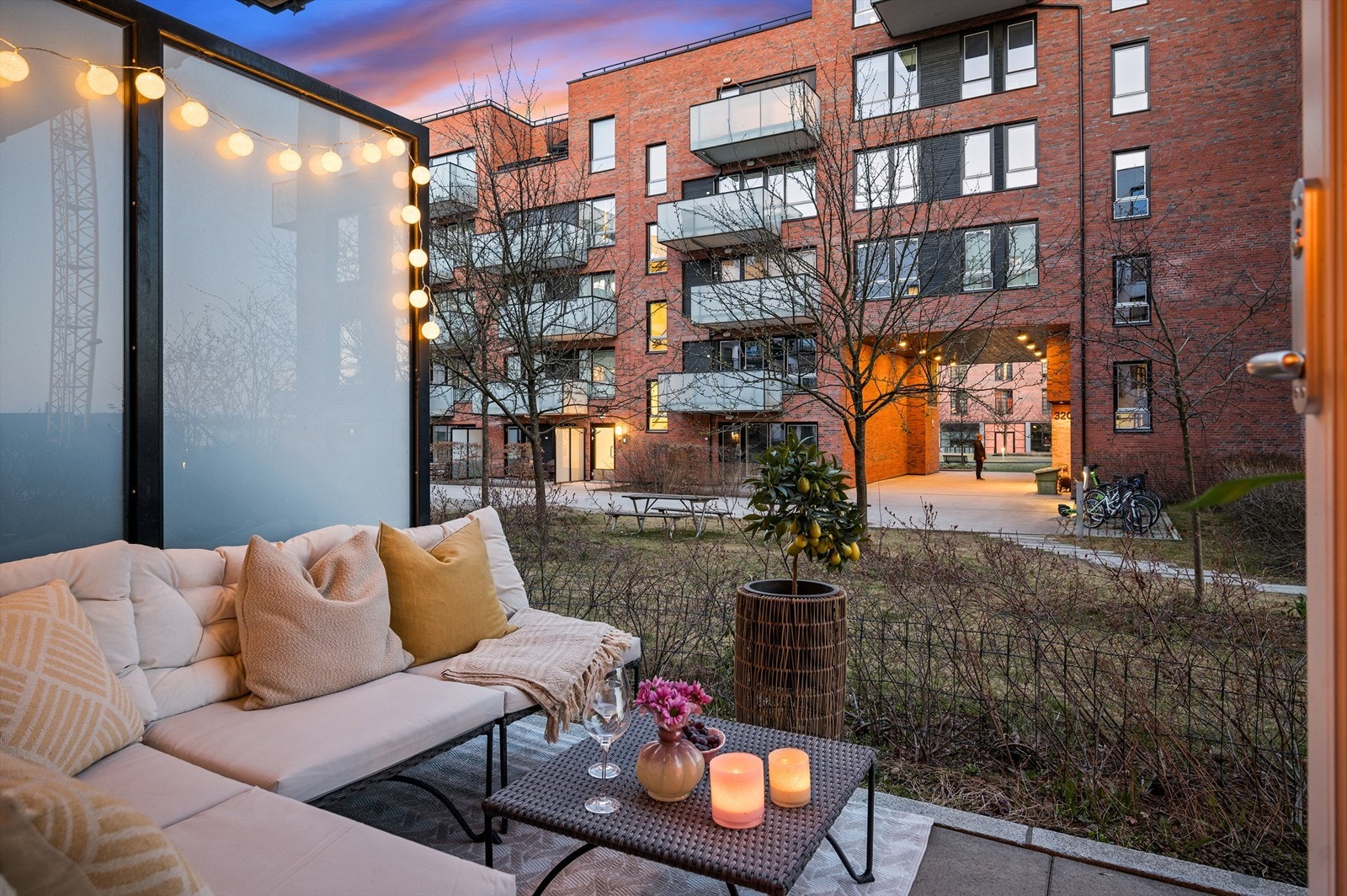 Leilighetens andre terrasse er sydøstvendt og er på 8 kvm. Selger opplyser om meget gode solforhold på denne terrassen fra ca. kl. 09:00-16:00 med utgangspunkt i midtsommers. Galleribilde