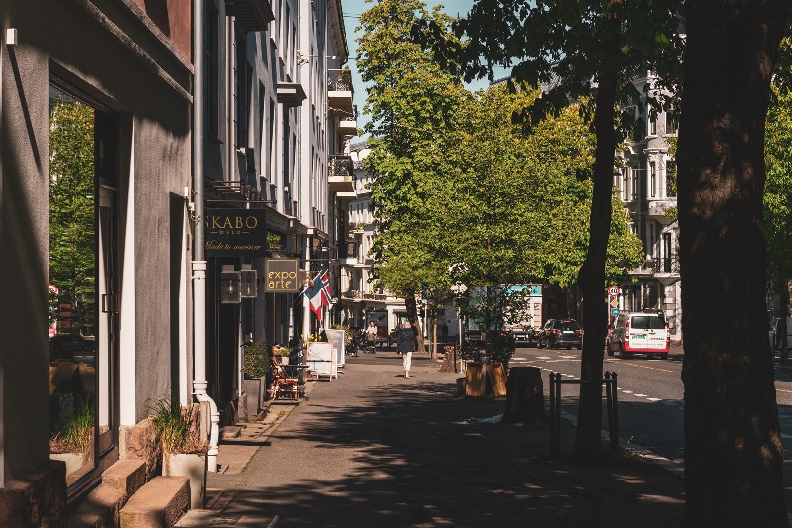 Området tilbyr et spennende og pulserende byliv i umiddelbar nærhet, og her finner du alt av servicetilbud, interiør- og klesbutikker, vinmonopol og flere dagligvarebutikker Galleribilde