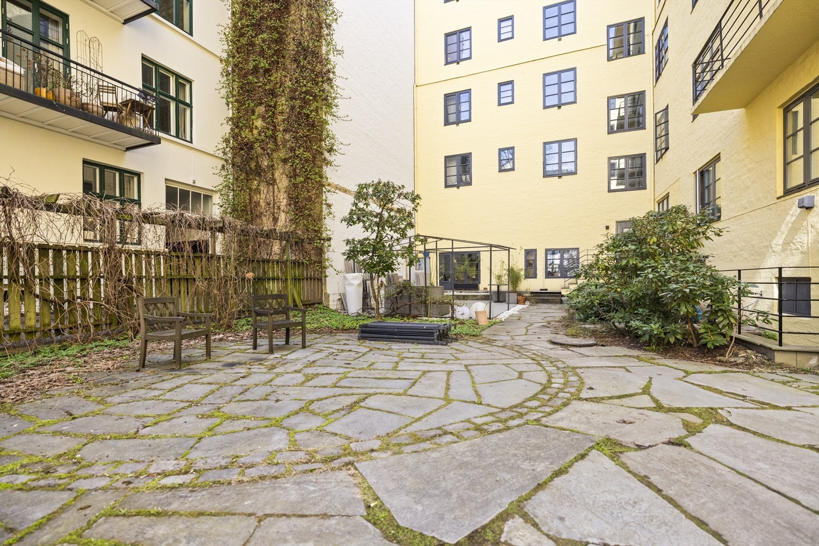 Hyggelig bakgård Galleribilde