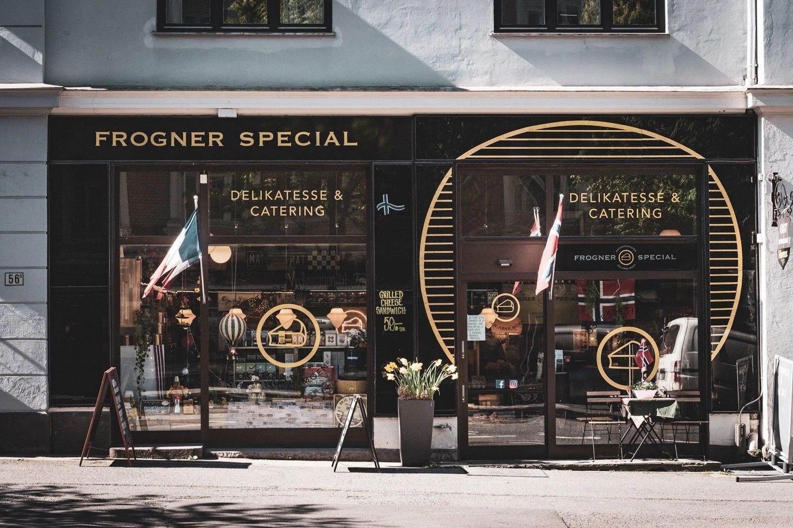 I nærheten ligger Frogner Special Delikatesse & Catering. Butikken er kjent for sitt brede utvalg av både norske og internasjonale oster, inkludert prisvinnende norske varianter, samt et variert sortiment av kjøtt, spekemat, hjemmelagde middager, mm. Galleribilde