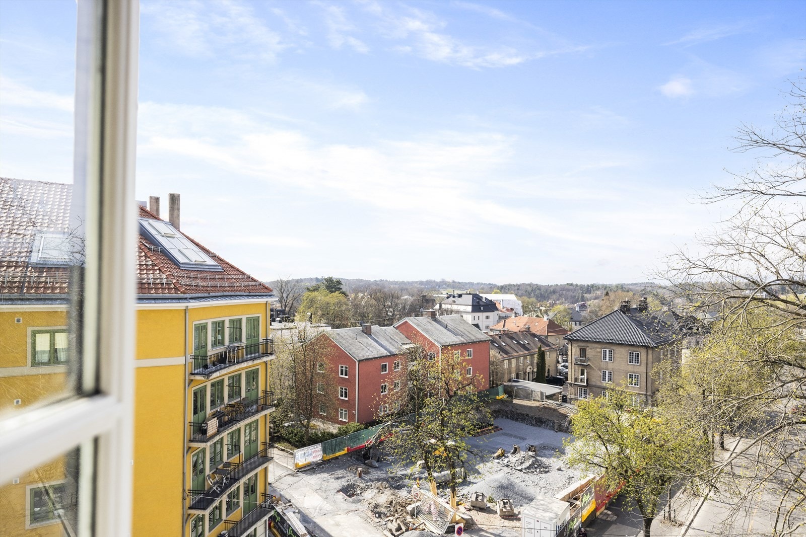 Leiligheten ligger høyt og fritt med hyggelig utsikt fra byggets 6. etasje Galleribilde