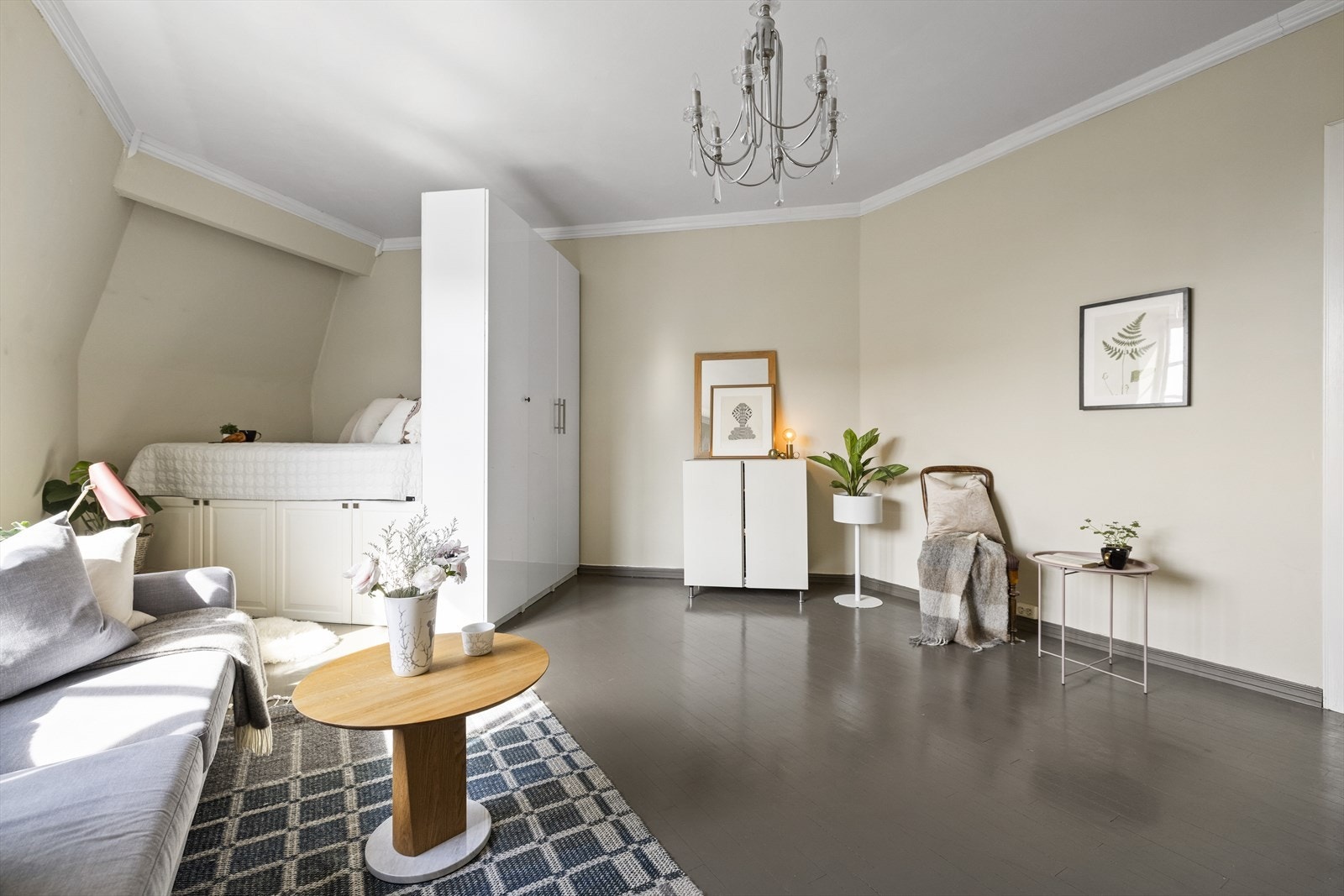 I tilknytning til stuen har du en praktisk sovealkove med plass til dobbeltseng Galleribilde