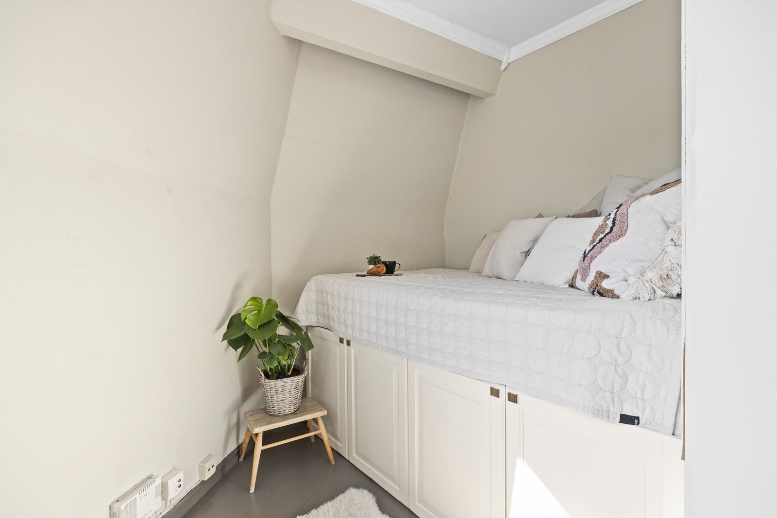 En smart løsning med spesial tilpasset seng som utnytter arealet effektivt Galleribilde