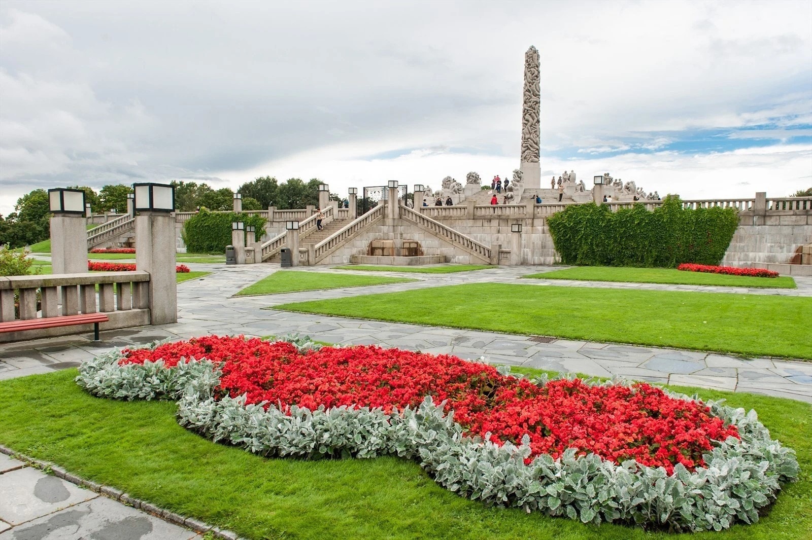 Frognerparken er et ideelt sted for både avslapning og aktivitet, og gir en unik opplevelse av kunst, natur og byliv Galleribilde