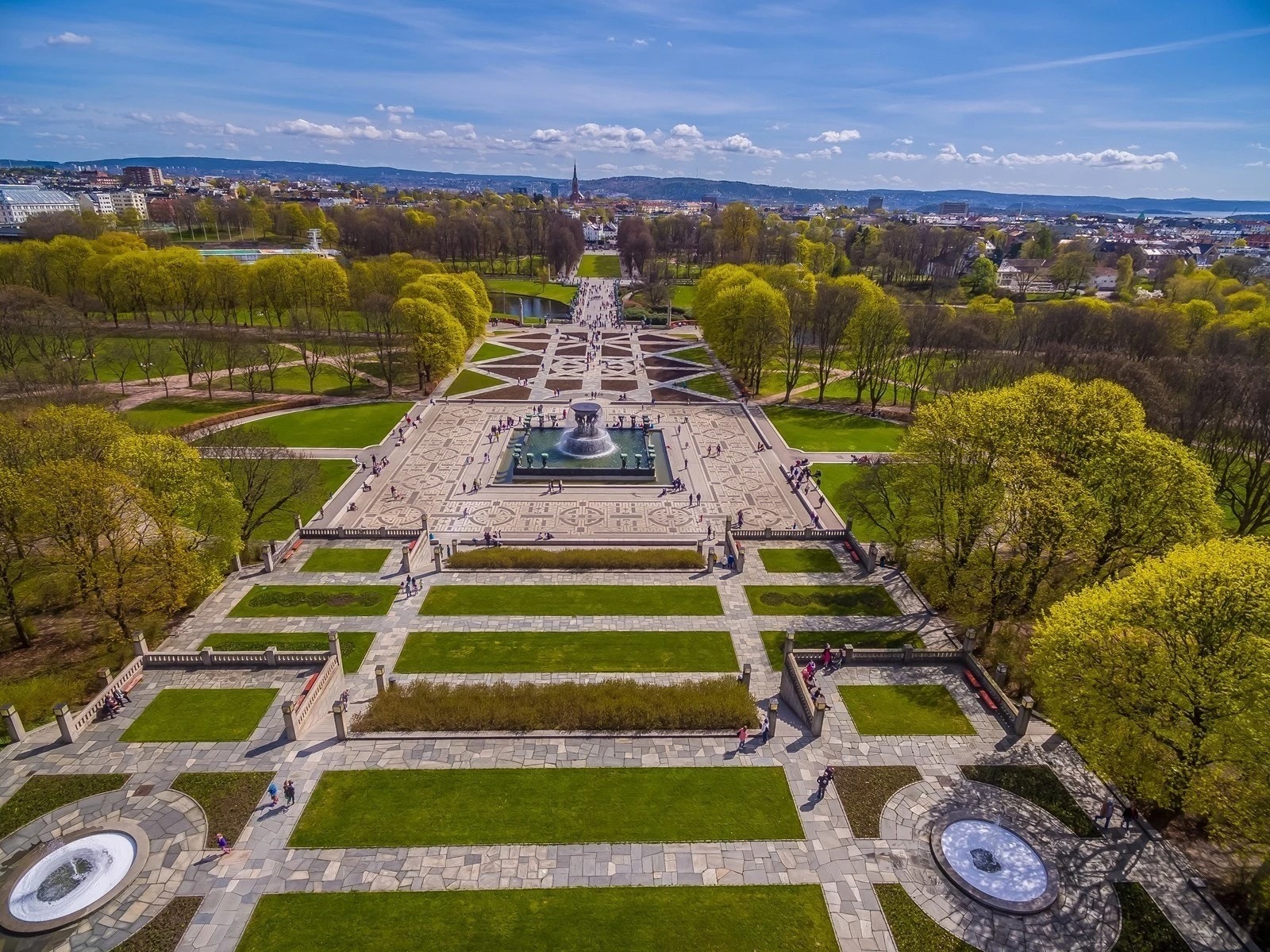 Innenfor kort avstand finner du Frognerparken med skulpturanlegget Vigelandsparken, Oslo Bymuseum, Frognerbadet og Frogner stadion. Frognerparken er et svært populært rekreasjonssted for mange, spesielt på sommeren Galleribilde