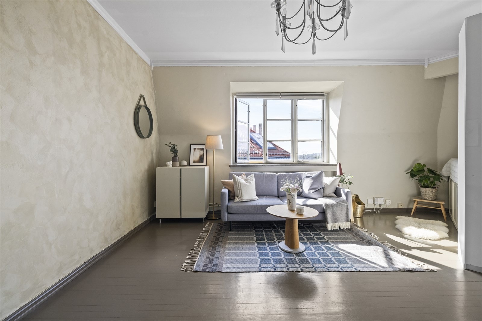 Gode innredningsmuligheter i stue med god plass til sofagruppe, samt TV-benk, spisebord og ønsket interiør Galleribilde