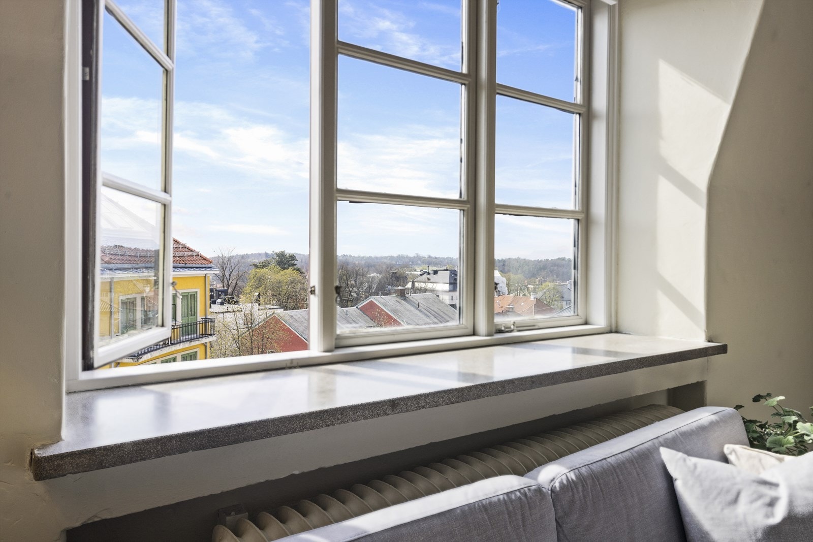 Luftig og lys stue med store vindusflater som slipper inn godt med naturlig lys Galleribilde