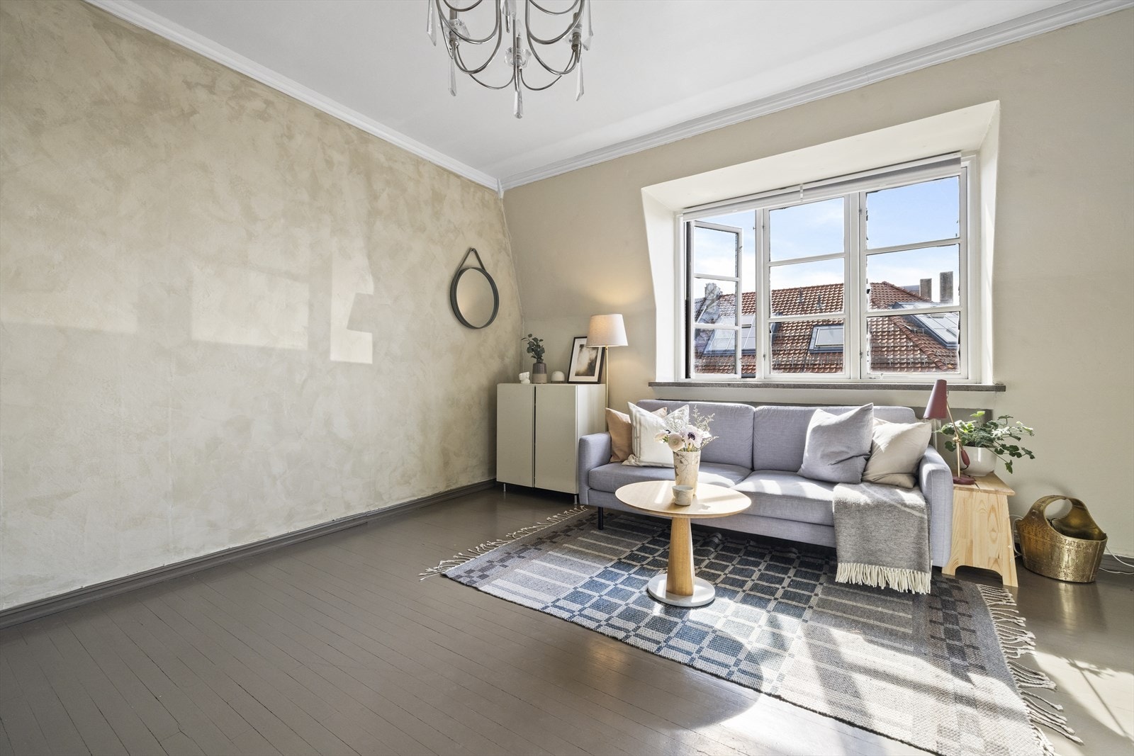 Veggene er bestående av pussede og malte overflater/malt strie og himlingen har sparklet/pussede og malte overflater. Takhøyde målt på tilfeldig sted i stue: Ca. 2,73 meter Galleribilde