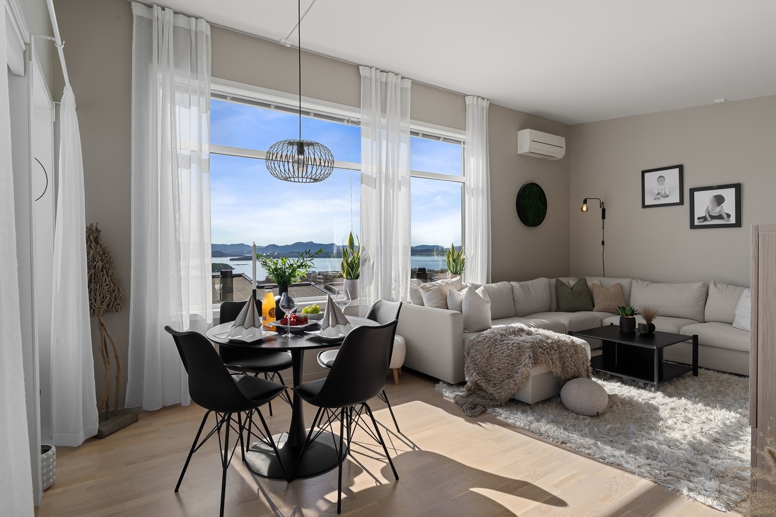 Lys og luftig stue med utgang til solrik terrasse Galleribilde