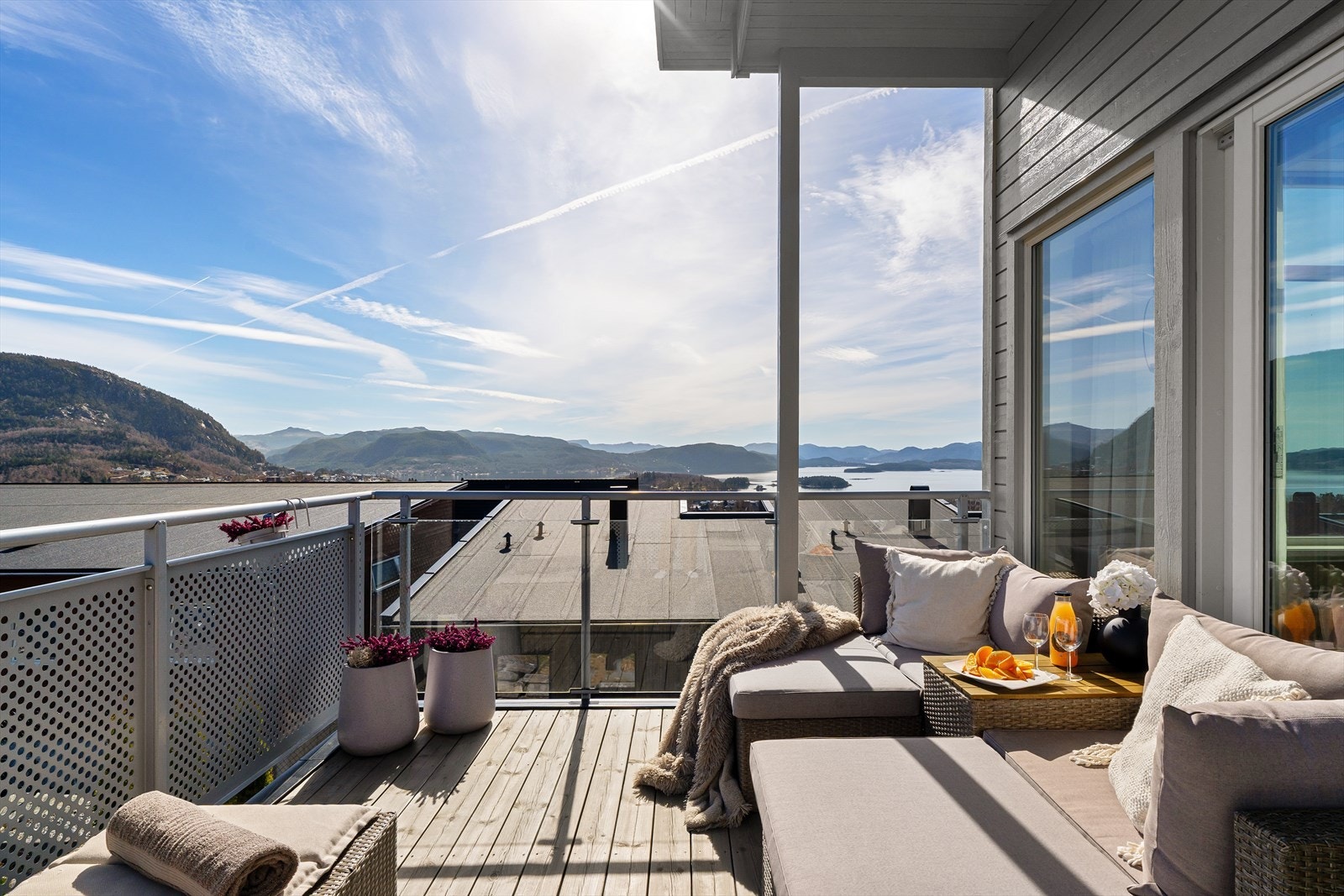 Flott utsikt fra romslig og solrik terrasse Galleribilde