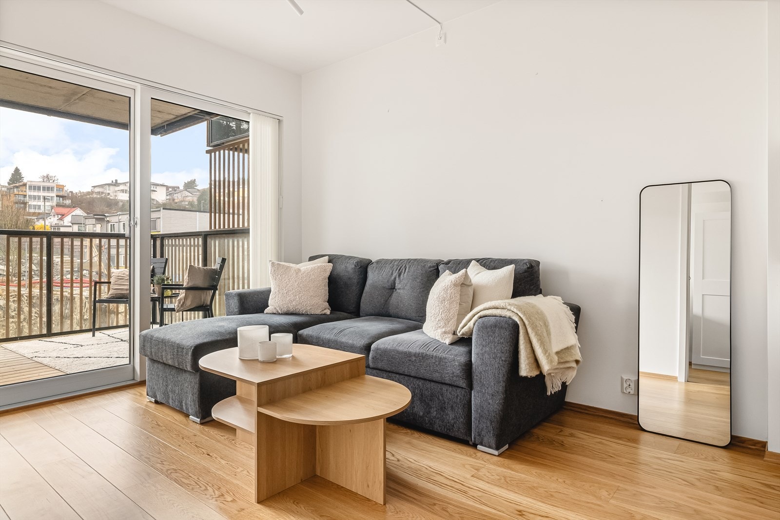 Lys stue med store vinduer som slipper inn godt med naturlig lys. Galleribilde