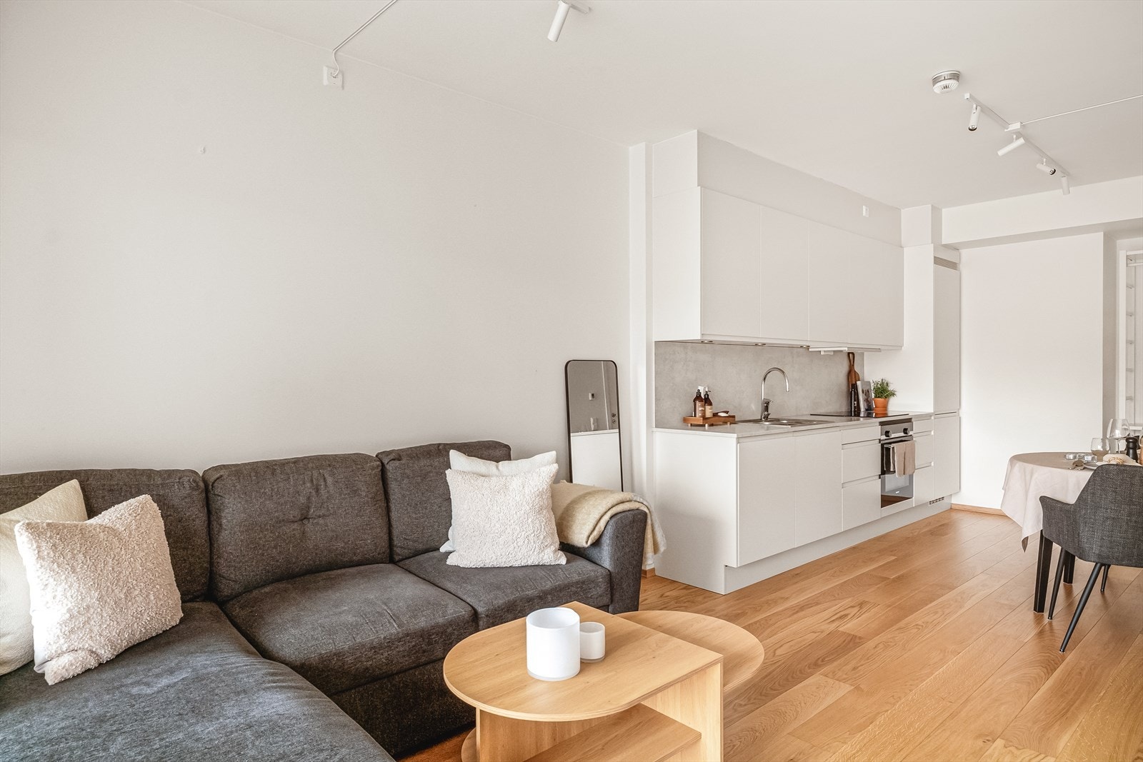 Den åpne løsningen mellom stue og kjøkken gir rommet en ekstra god romfølelse. Galleribilde