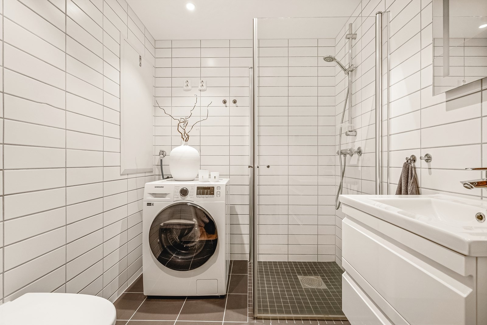 Flott helfliset bad med tidsriktige fliser på gulv og vegger. Galleribilde