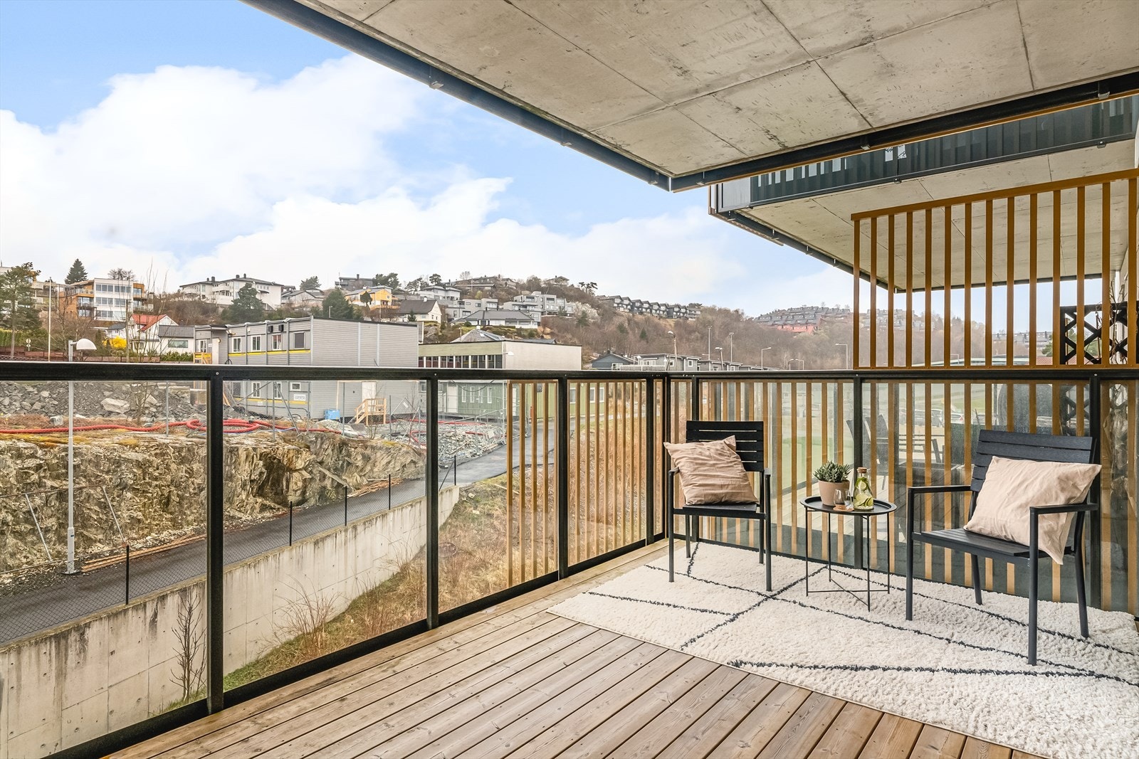 Stor terrasse på 14 m² med ettermiddag og kveldssol. Galleribilde