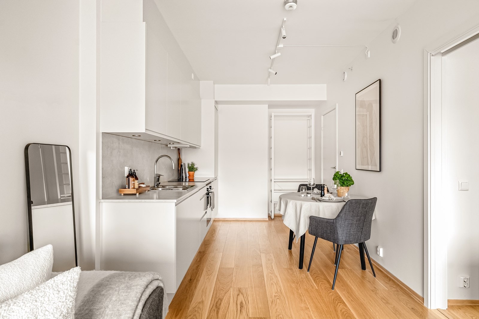 Det er god plass i stue/kjøkken til å innrede med spisebord og sofagruppe. Galleribilde