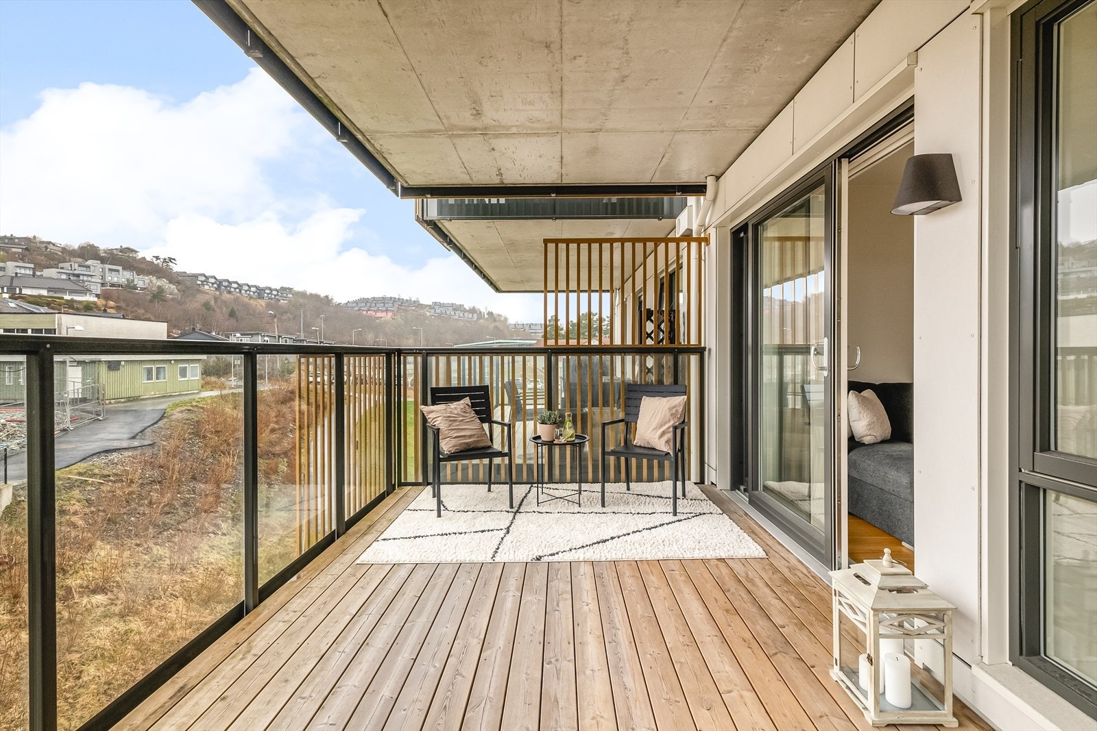 Det er utgang fra stue til stor og solrik terrasse som blir en forlengelse av stuen på fine dager. Galleribilde