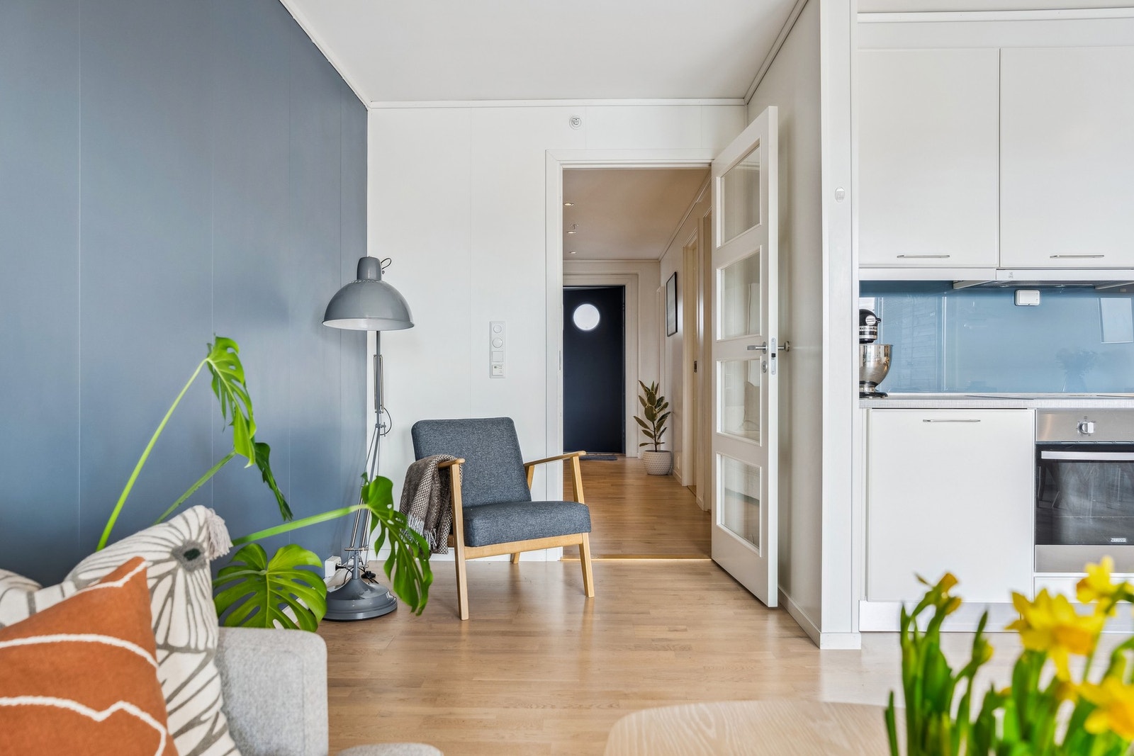 Leiligheten har parkett på gulvet i stue/kjøkken, gang og soverom, samt elektrisk gulvvarme. Galleribilde